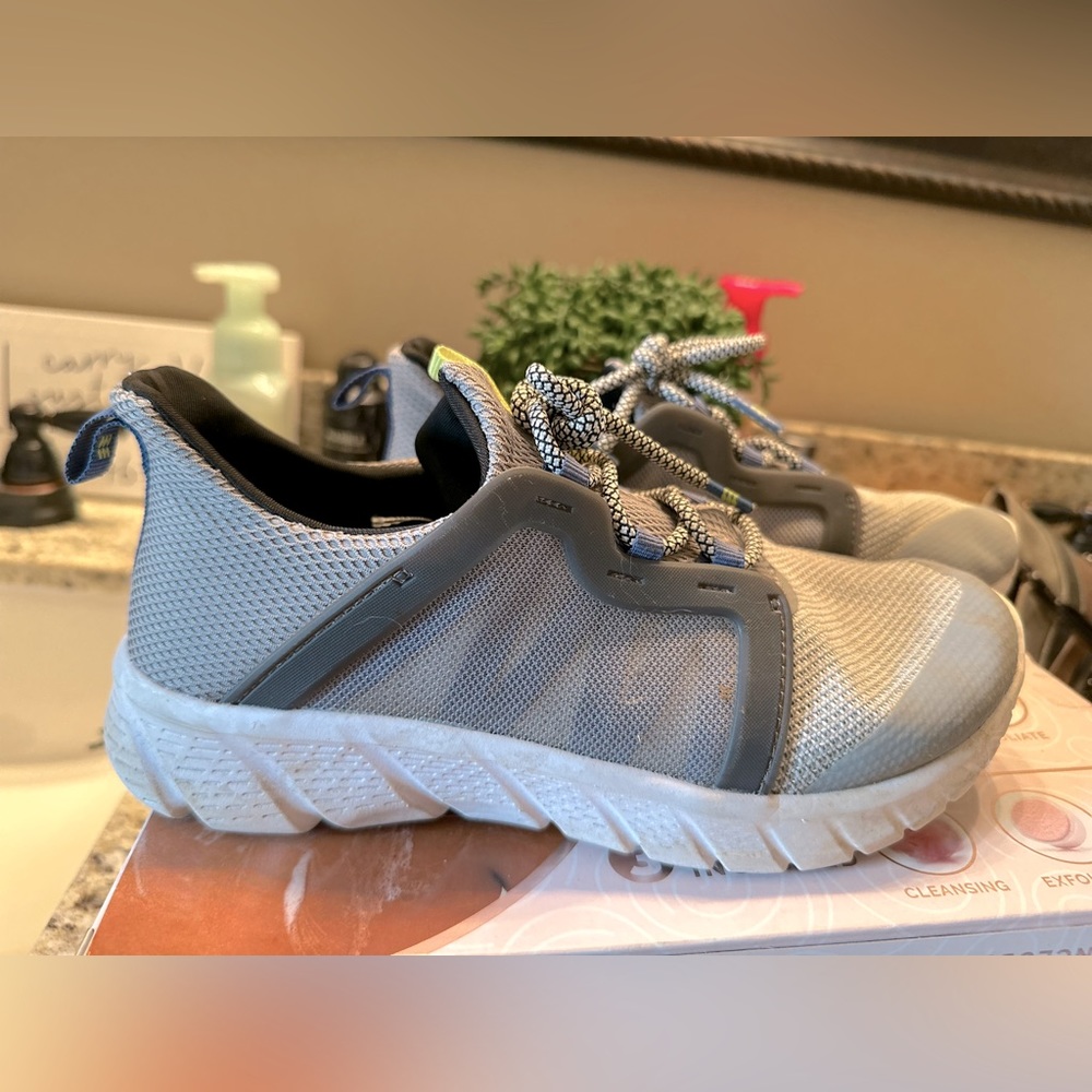 Comfortable tennis shoes gently used clean